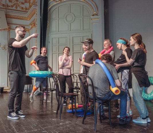 Činohra ŠDKE uvedie slávnych filmových Idiotov v divadelnej podobe