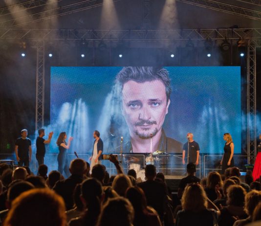 Koncert venovaný Danovi Heribanovi zaplnil námestie na festivale Dotyky a spojenia